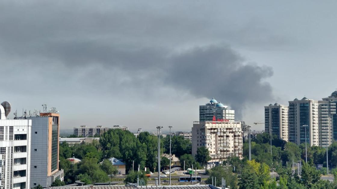 Склад горит за ипподромом в Алматы: огромный столб дыма навис над городом (фото, видео)