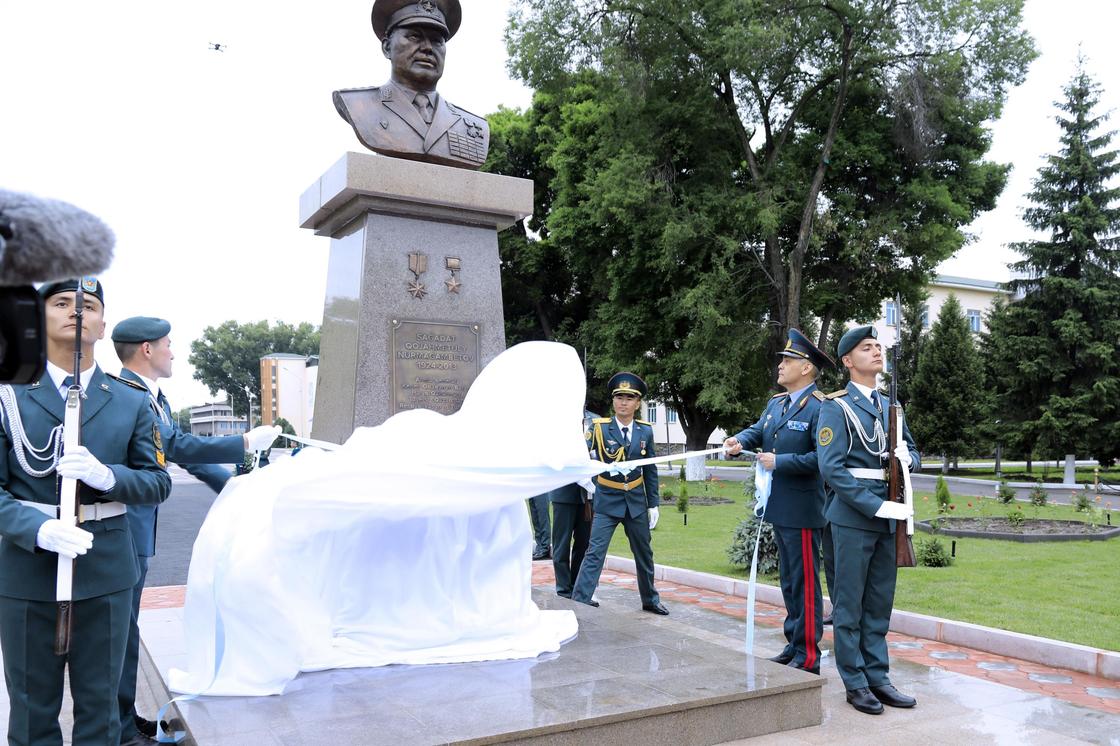 Памятник Сагадату Нурмагамбетову открыли в Военном институте Сухопутных войск