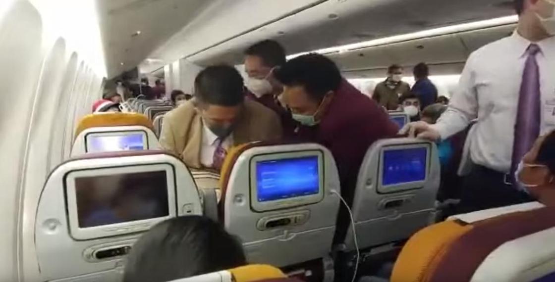 Китаянка покашляла на стюардессу и подралась с экипажем из-за задержки рейса (видео)