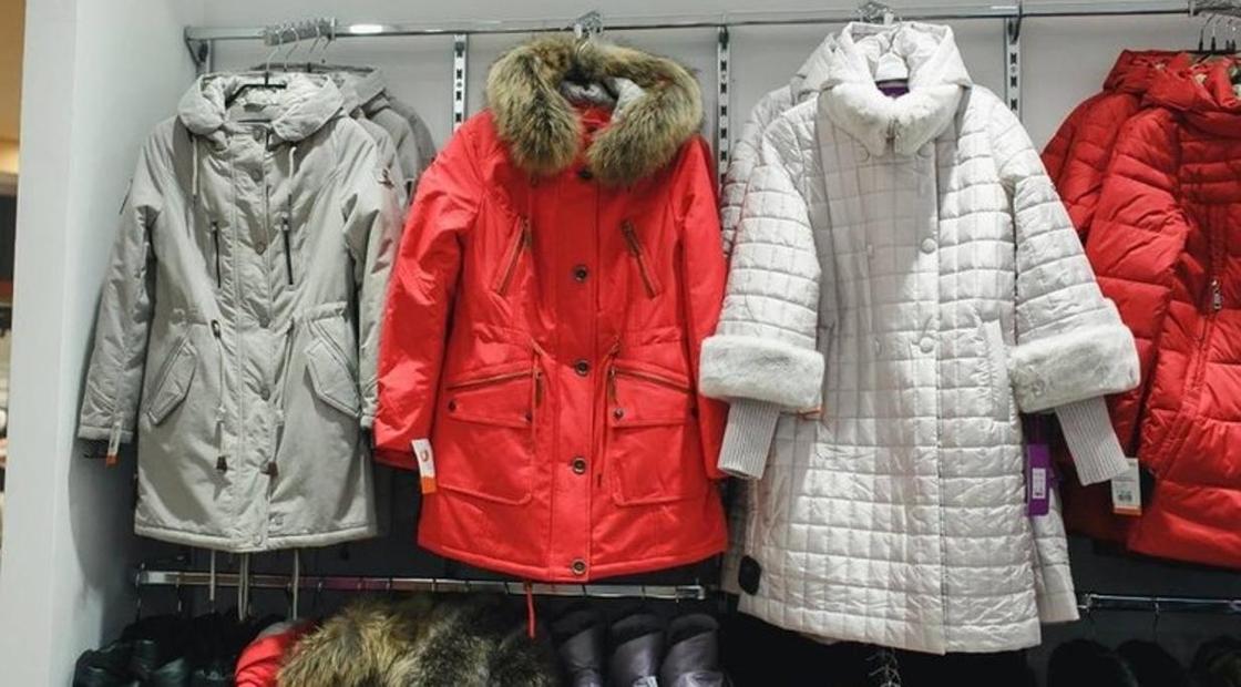 Воровка нагло украла две куртки из крупного магазина в Караганде