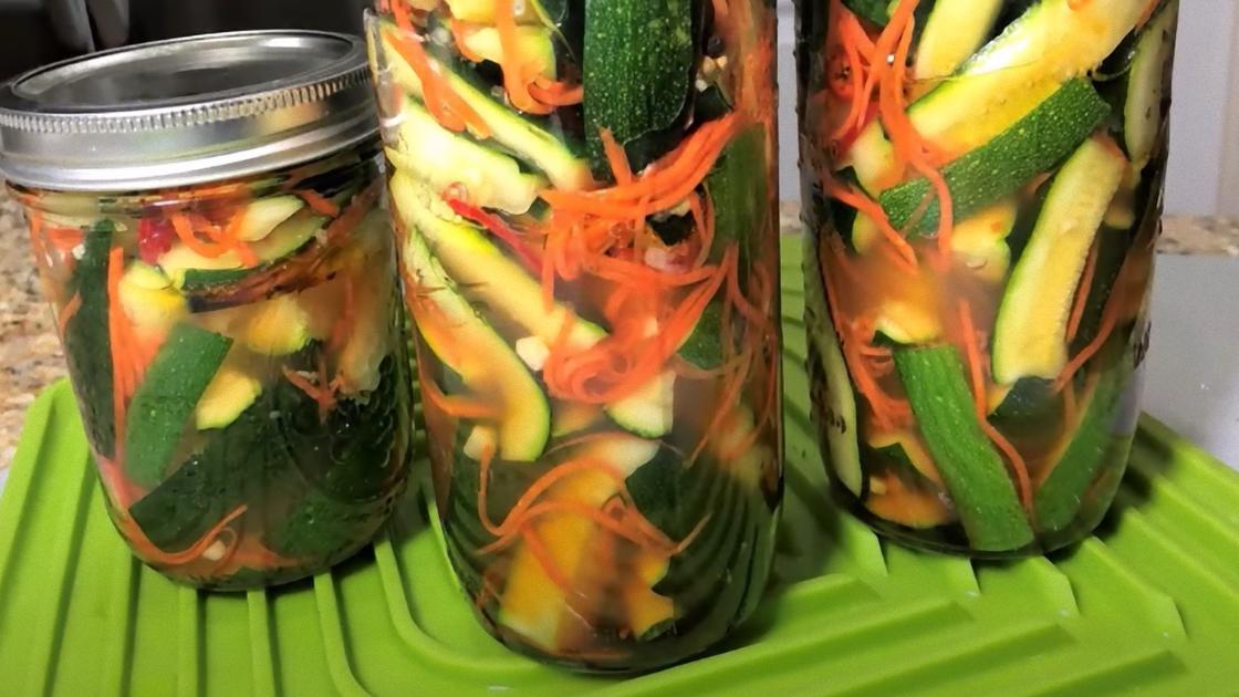 В банках закрыты кабачки с морковью по-корейски В банках закрыты кабачки с морковью по-корейски