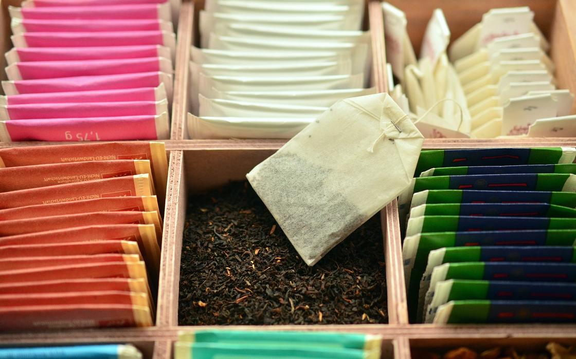 Оказалось, что многие любители чая не знают, как правильно заваривать его в пакетиках
