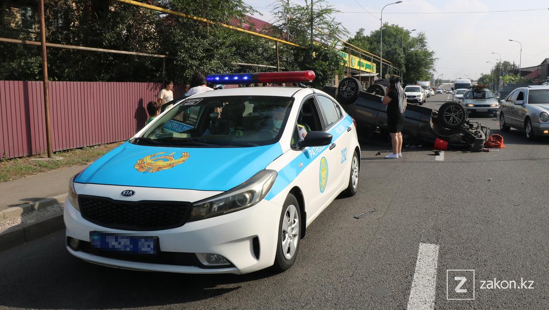 Машина полиции у места аварии в Алматы