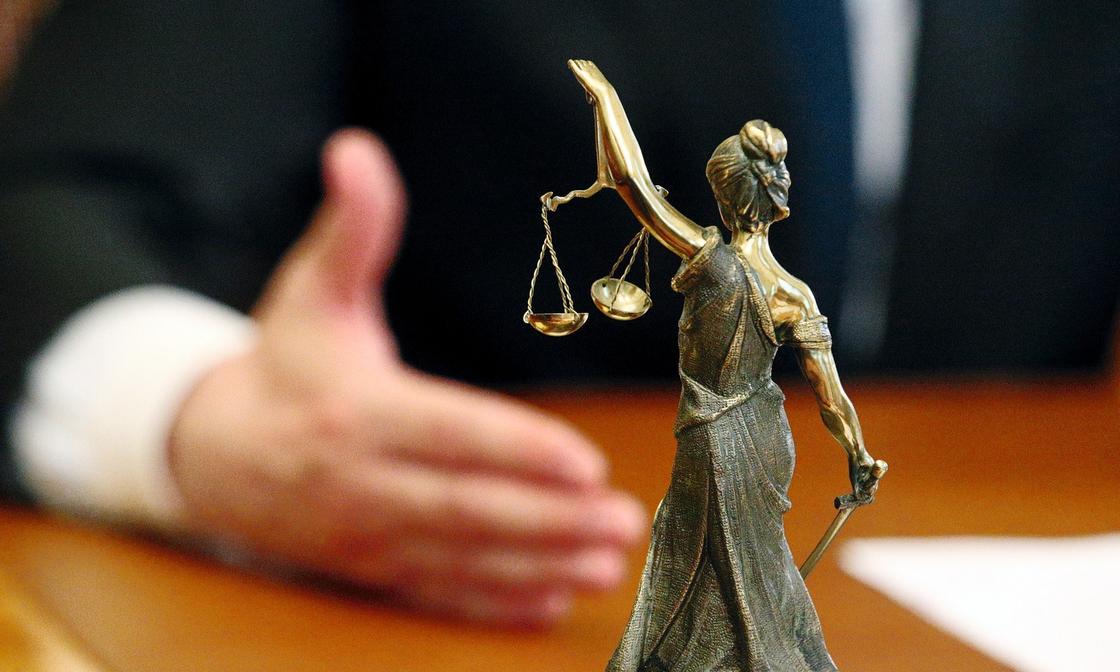 Задержанный в Алматы судья подозревается в мошенничестве