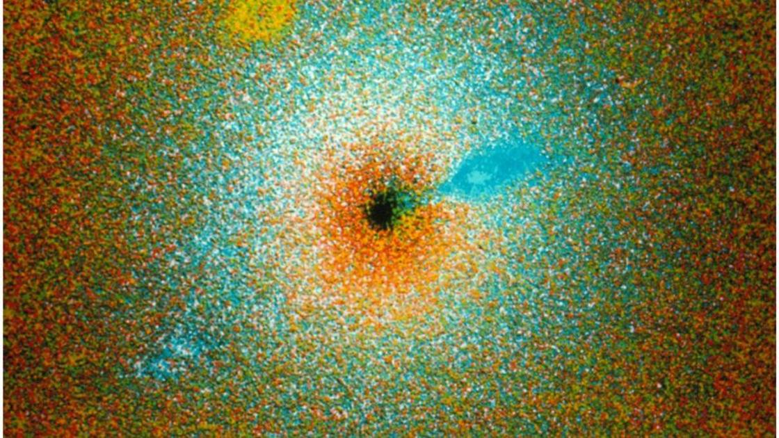 Обнародована первая фотография черной дыры