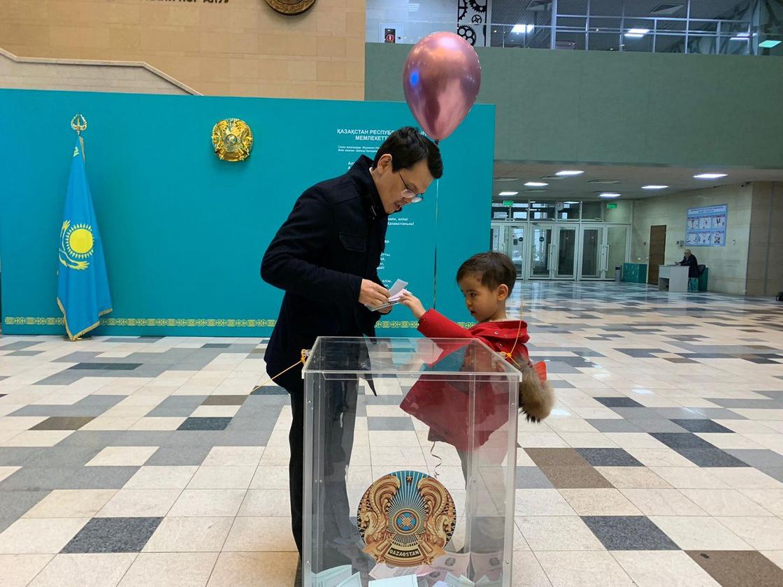 Багдат Мусин с сыном на выборах