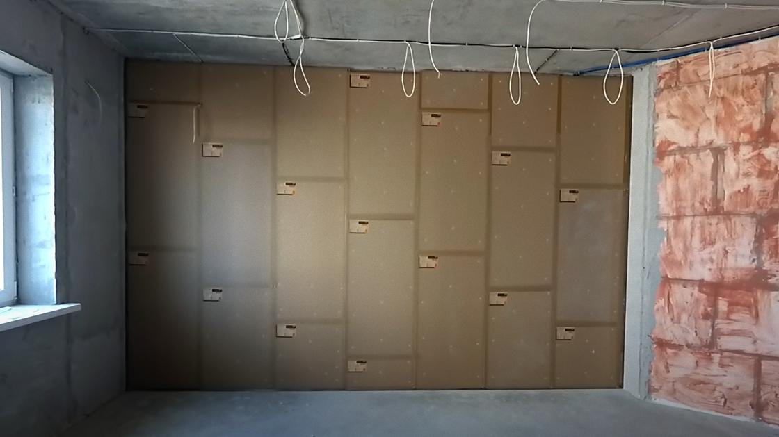 Стыки между плитами на стене закрыты самоклеящейся бумажной лентой