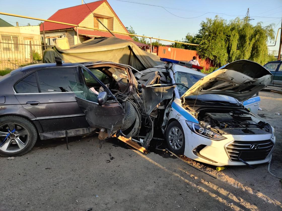 Полицейский погиб в ДТП: водитель протаранил блокпост в Алматы (фото)