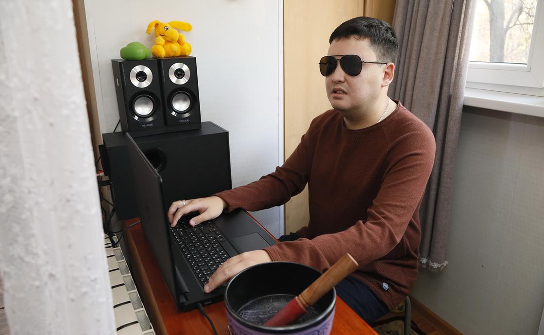 Незрячий талантливый музыкант живет с мамой на 15 квадратах и не может найти работу в Алматы