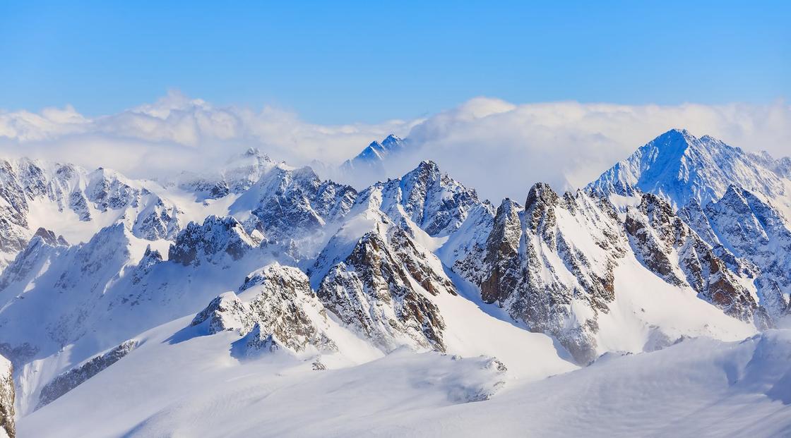 Казахстанские военные приступили к поискам пропавших альпинистов в Киргизии