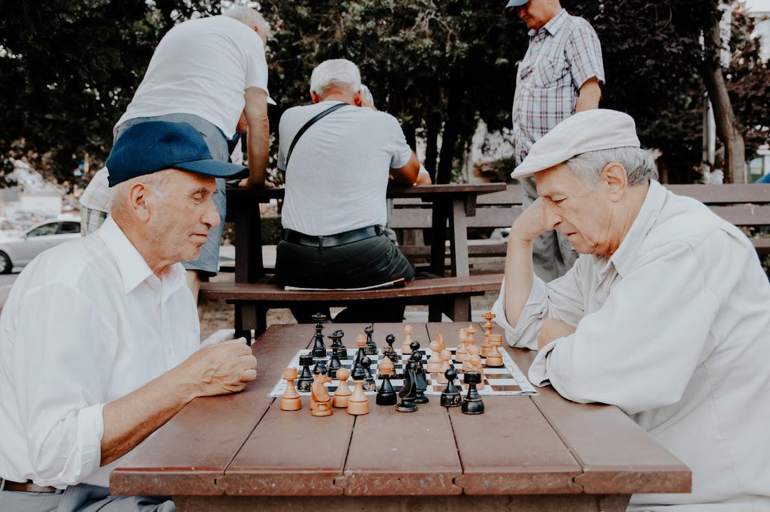 Мужчины за шахматной доской