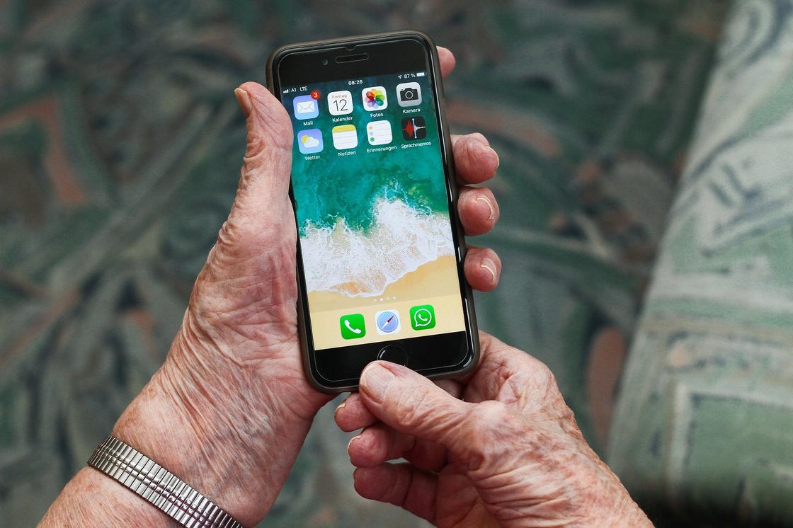 Бабушка держит в руках смартфон