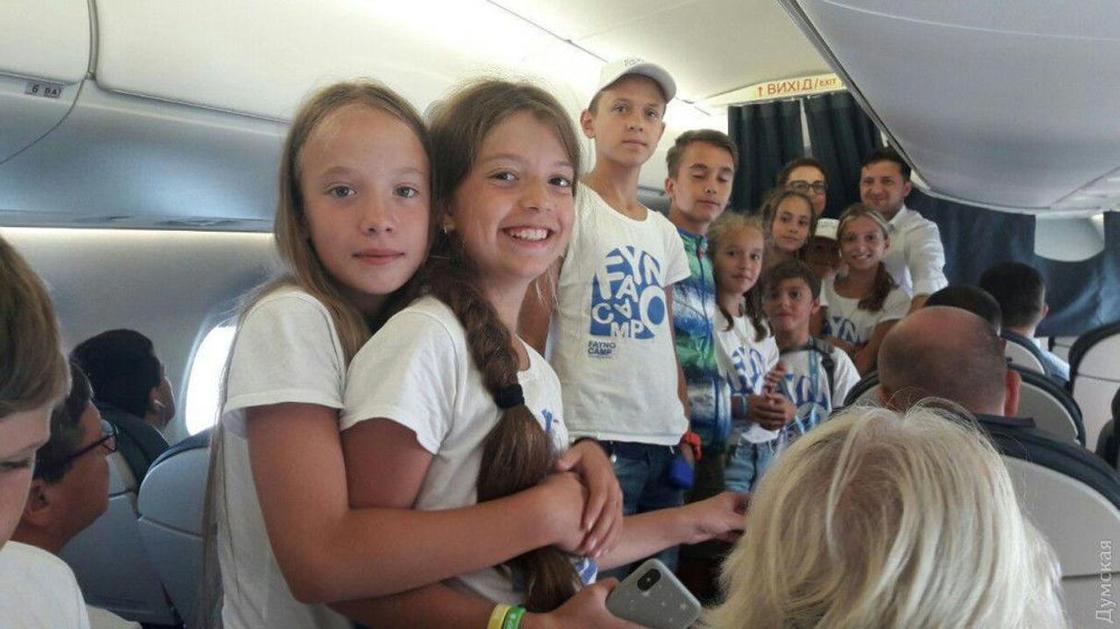 Зеленский полетел отдохнуть в Одессу на самолете эконом-классом, после обратился к подписчикам на русском (фото)