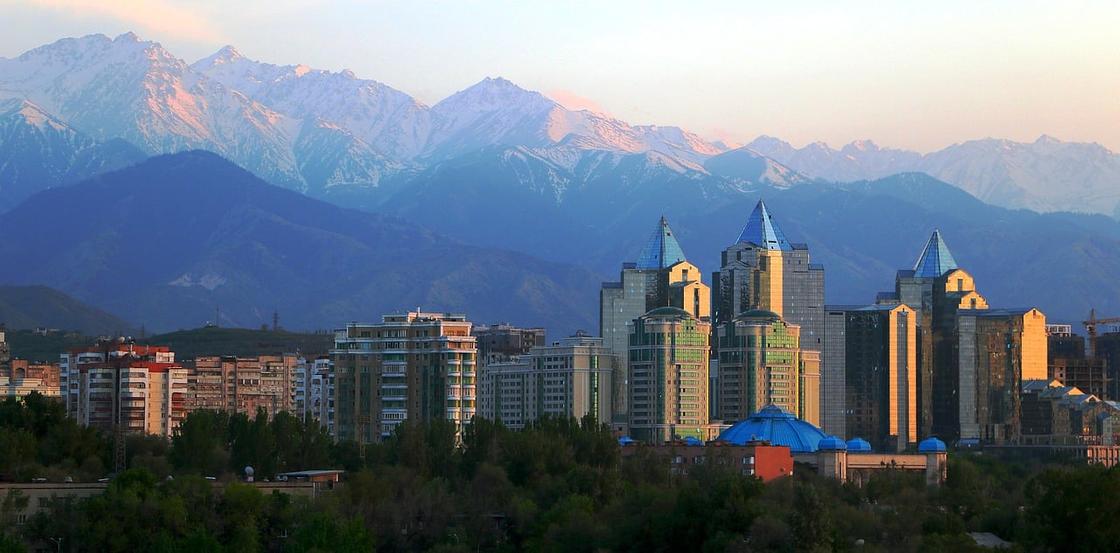 Здания Алматы на фоне гор