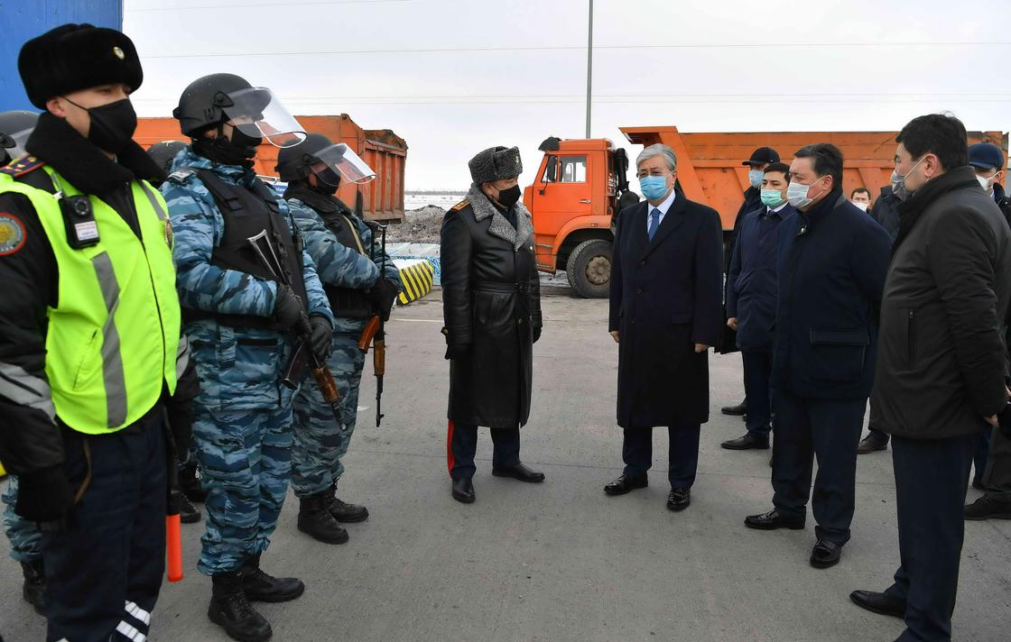 Токаев посетил блокпост на въезде в город Нур-Султан
