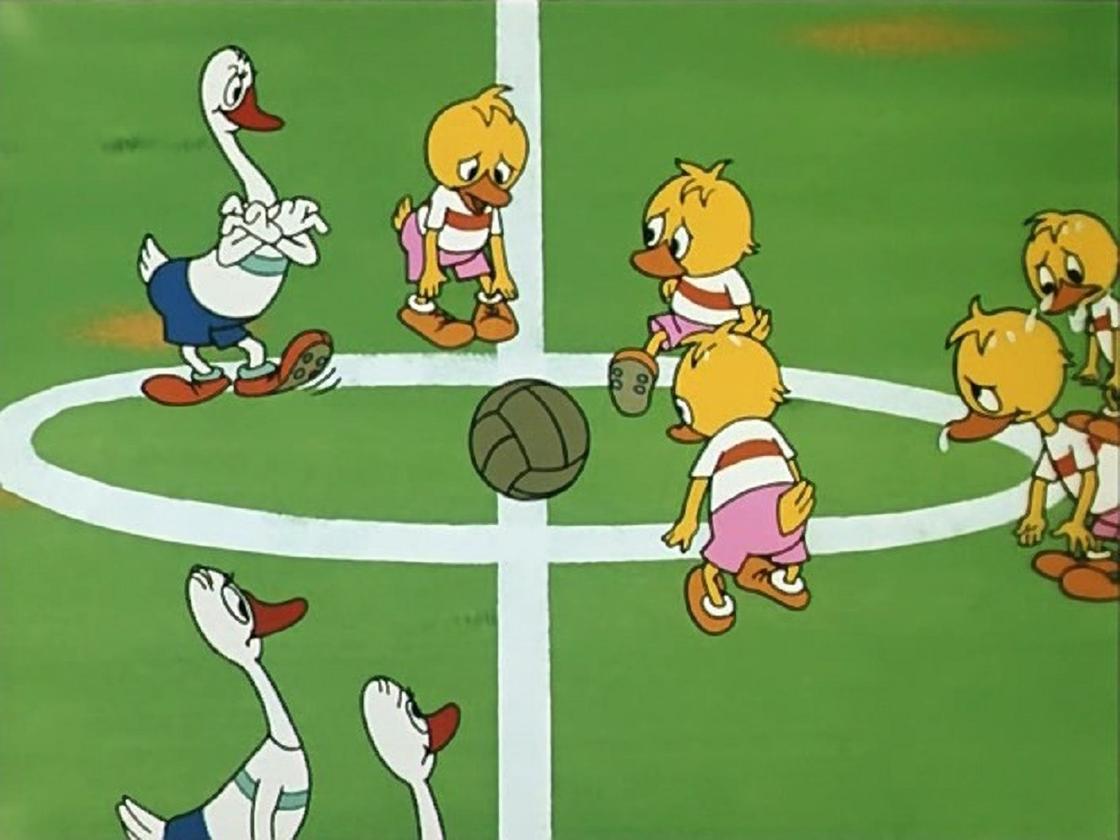 Кадр из мультфильма «Утенок, который не умел играть в футбол»