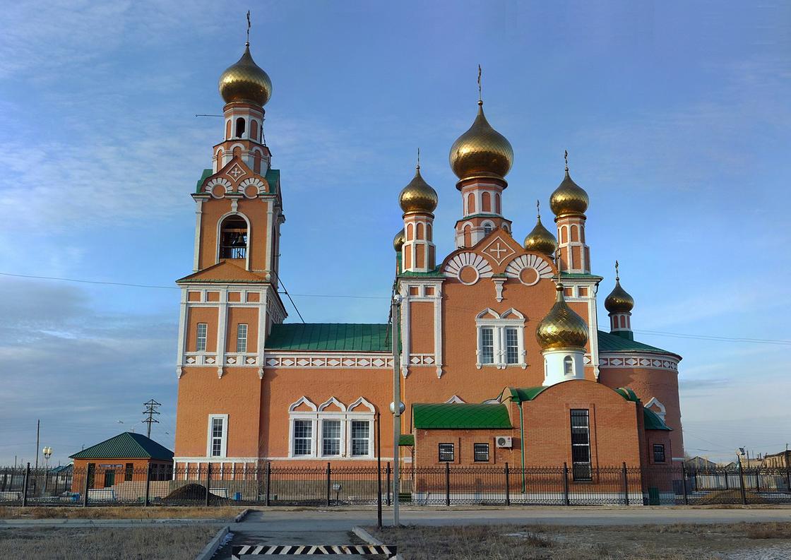 Православный собор с куполами и колокольней