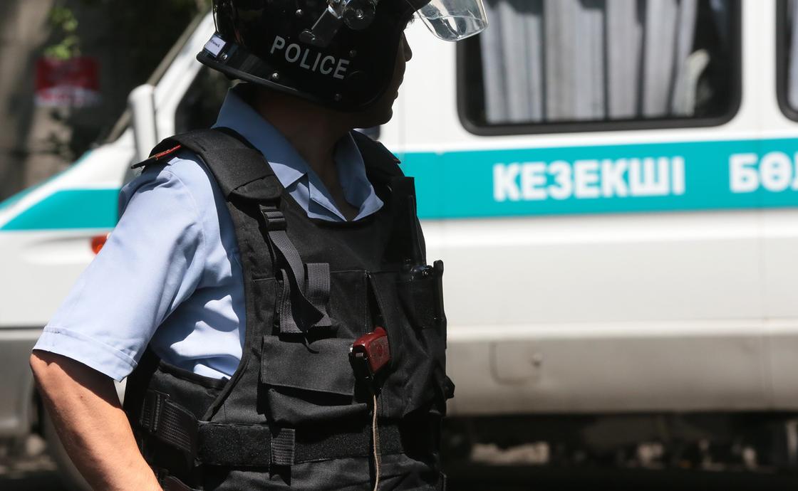 Спецоперация в Алматы: полицейские изъяли гранату, пистолет и нож
