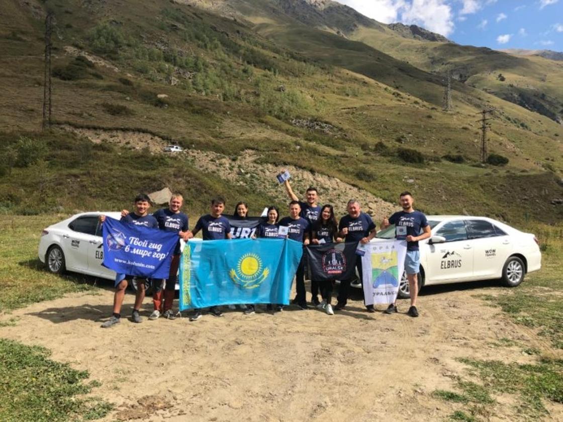 Группа отечественных альпинистов-любителей поднялась на самую высокую вершину России и Европы Эльбрус