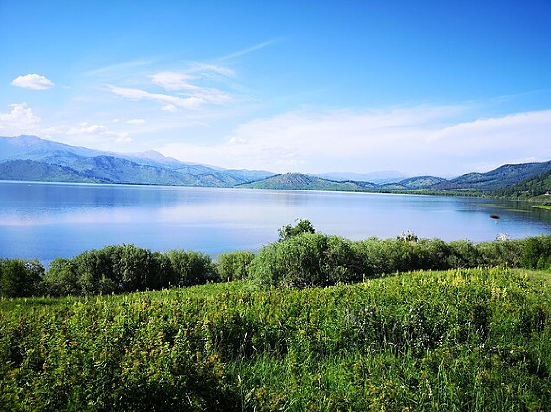 Горное озеро, поросшие зеленью берега