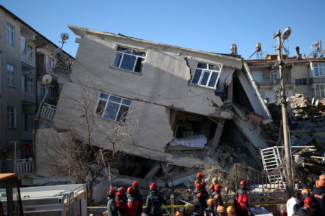 Последствия разрушительного землетрясения на востоке Турции (фото, видео)