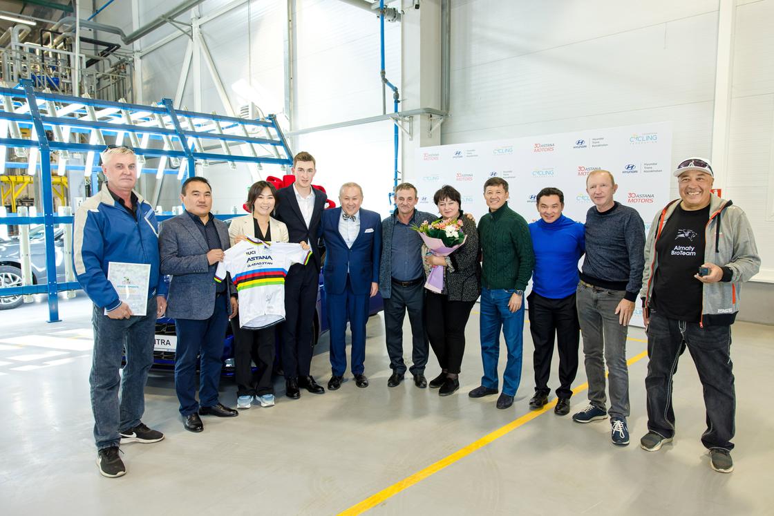 Завод Hyundai Trans Kazakhstan презентовал казахстанскому велогонщику Hyundai Elantra