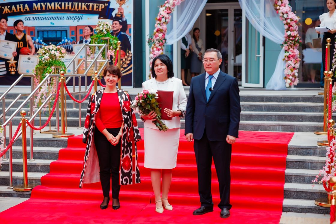 Аким Алматинской области и директор по корпоративным коммуникациям Beeline Kazakhstan награждают учителя школы