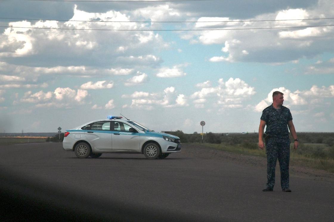 Полиция на месте аварии в Карагандинской области
