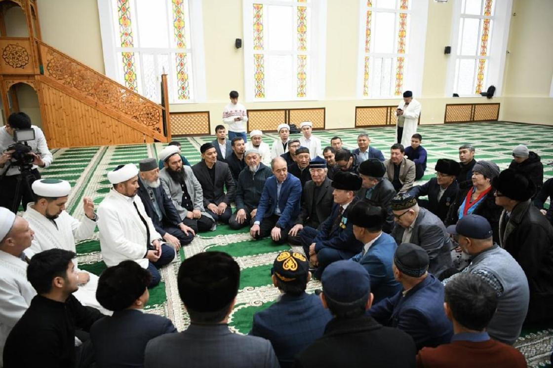 Молитва в центральной мечети Уральска