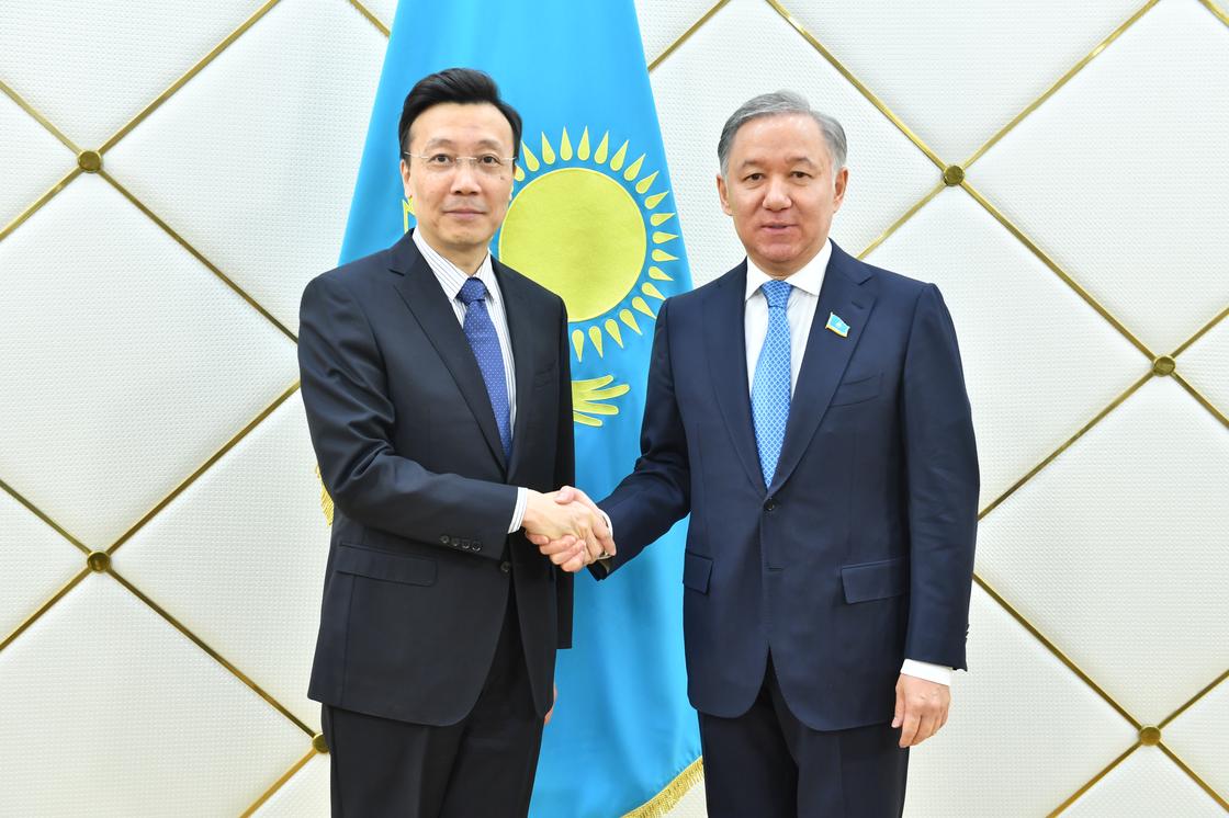 Нигматулин принял посла Китая в Казахстане Сяо Чжана