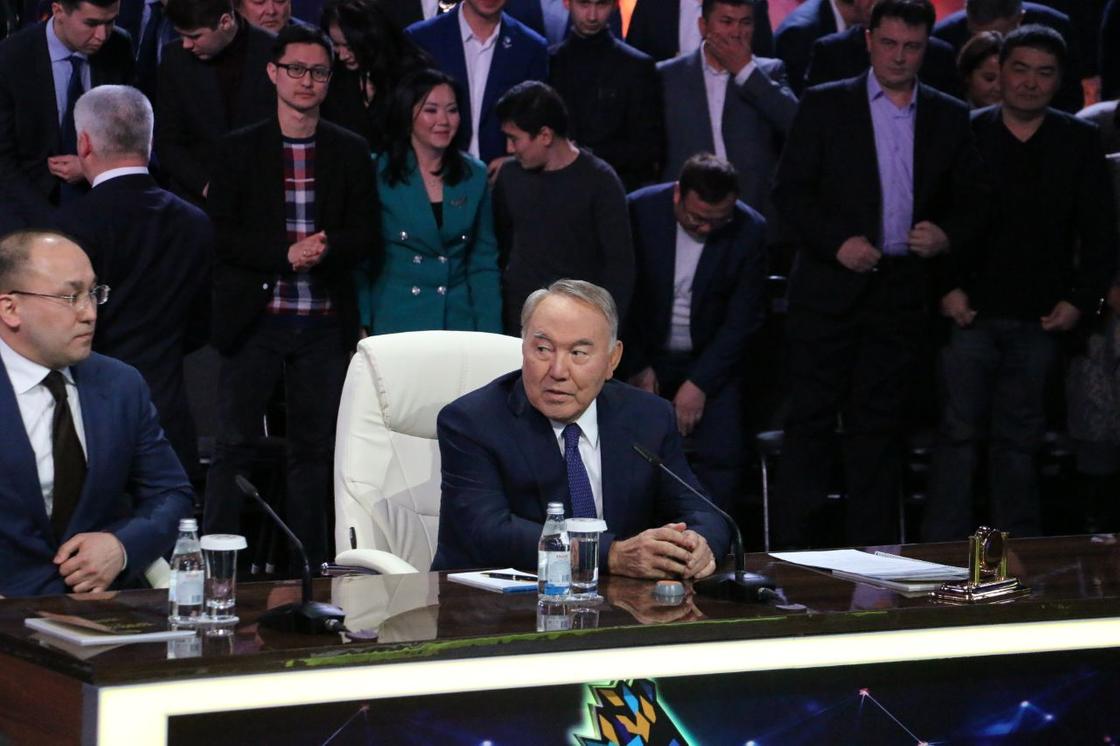 Назарбаев: Не стыдно убирать квартиры, стыдно продавать себя