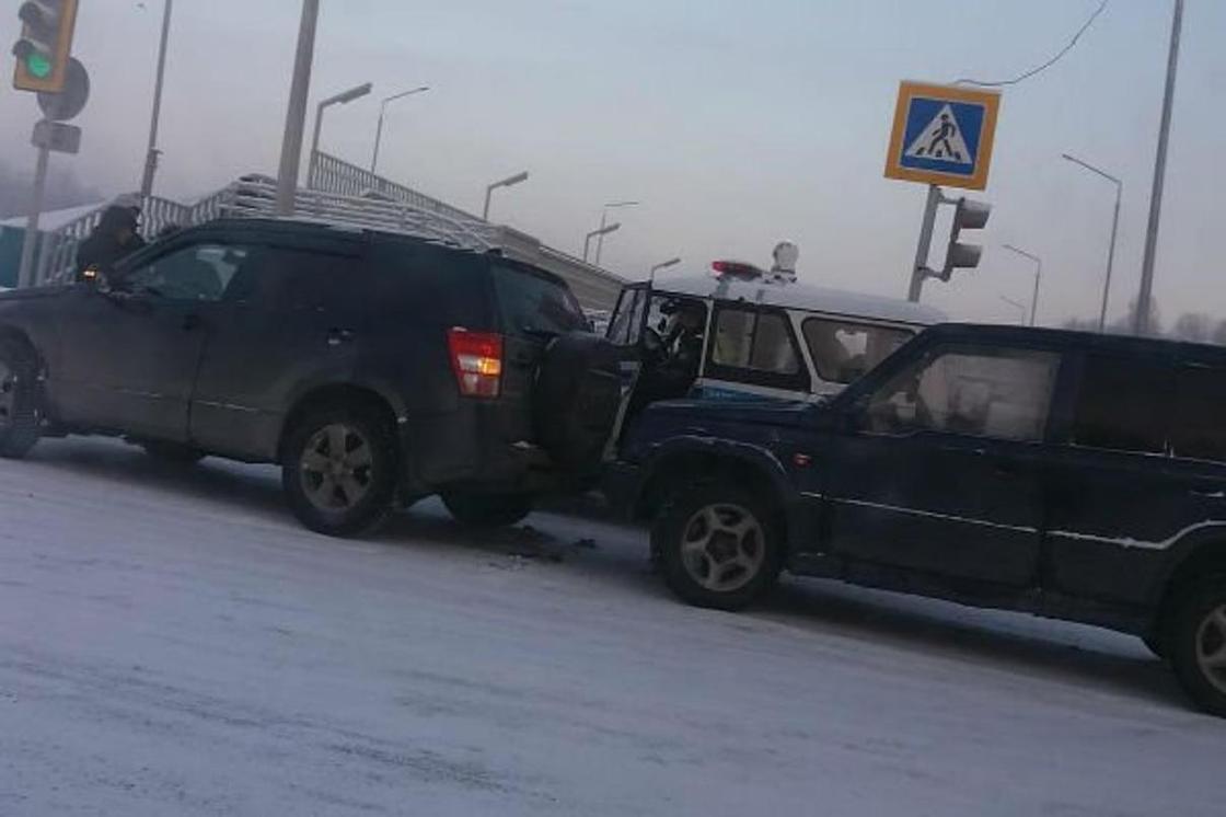 Семь автомобилей подряд столкнулись на перекрестке в Усть-Каменогорске (видео) Семь автомобилей подряд столкнулись на перекрестке в Усть-Каменогорске (видео)