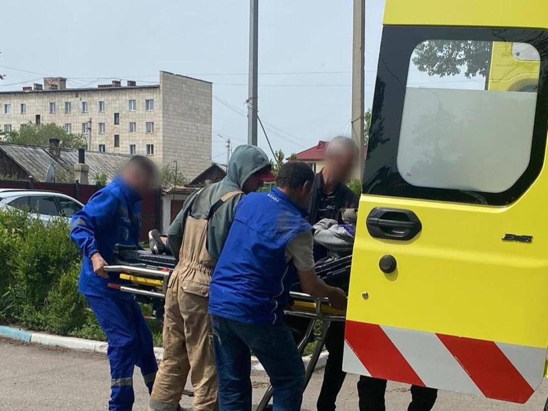 Женщину забирают в больницу в Караганде
