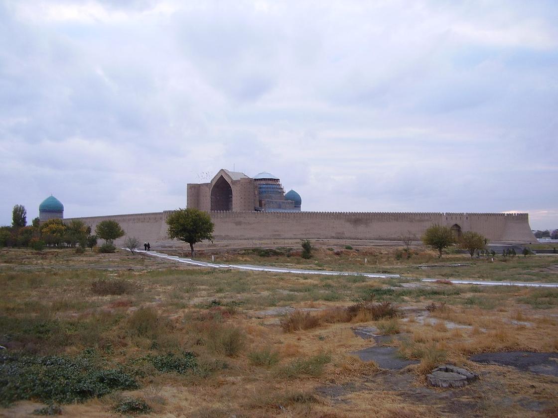 Крепостная стена вокруг мавзолеев
