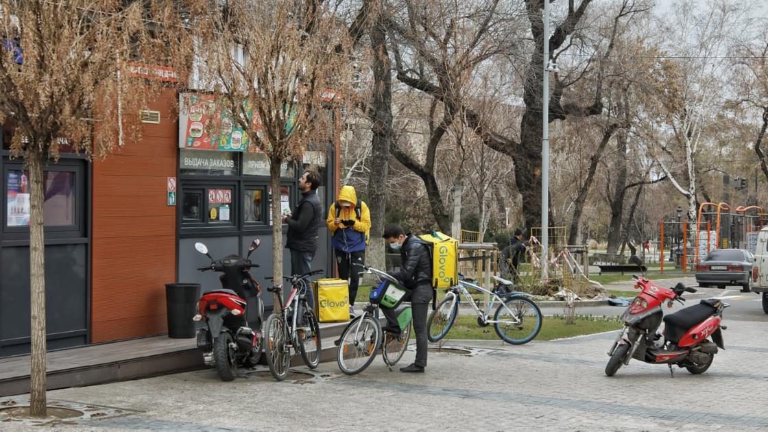Новые "хозяева" города: доставщики еды заполонили улицы Алматы