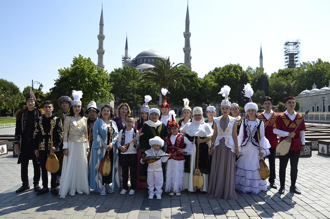Казахстанцы отметили День домбры в центре Стамбула
