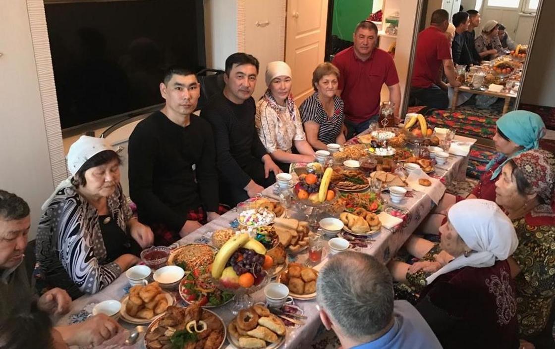 Мать с сыном инвалидом из Уральска получила однокомнатную квартиру Мать с сыном инвалидом из Уральска получила однокомнатную квартиру