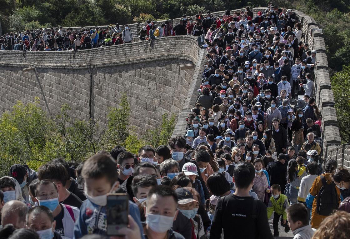 Тысячи туристов на Великой Китайской стене