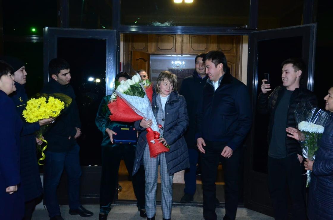 Педагог из Шымкента получила награду «Қазақстанның Еңбек Ері» из рук Назарбаева