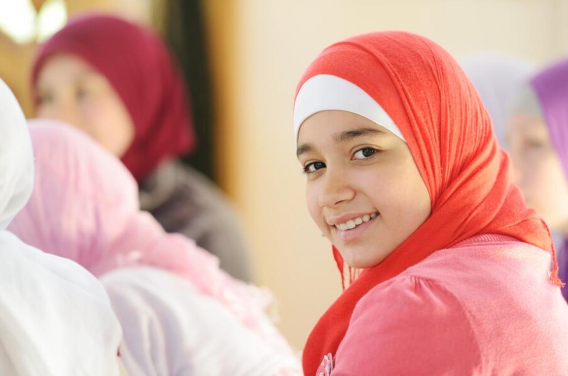 Девочка в традиционной мусульманской одежде