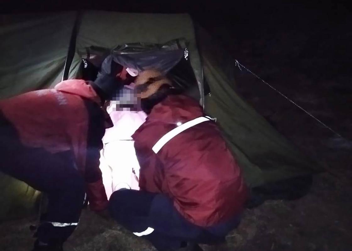 Спасатели выносят девушку с поврежденной ногой из палатки