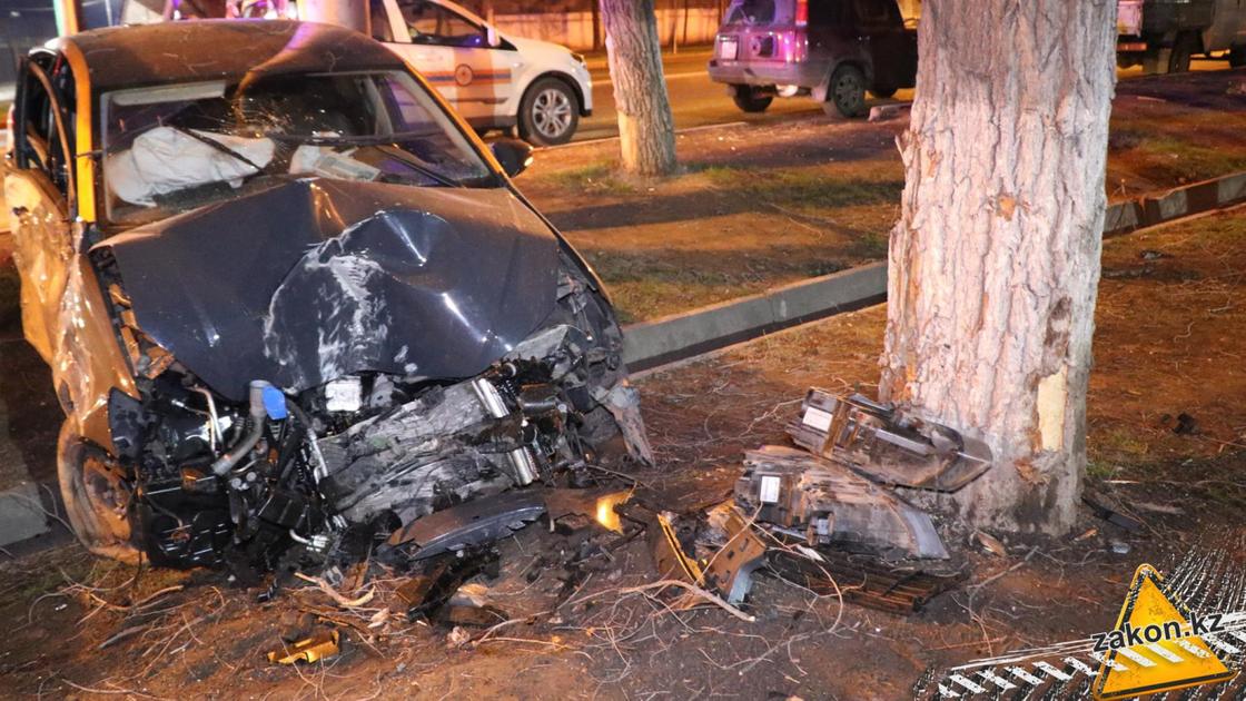 Неизвестный мужчина разбился на каршеринговом авто в Алматы (фото)