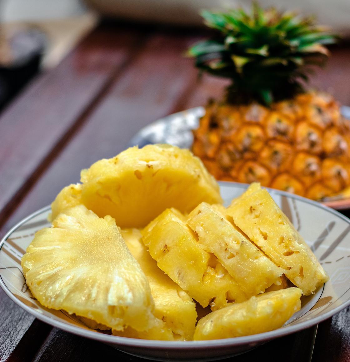 Очищенный и нарезанный кусочками ананас