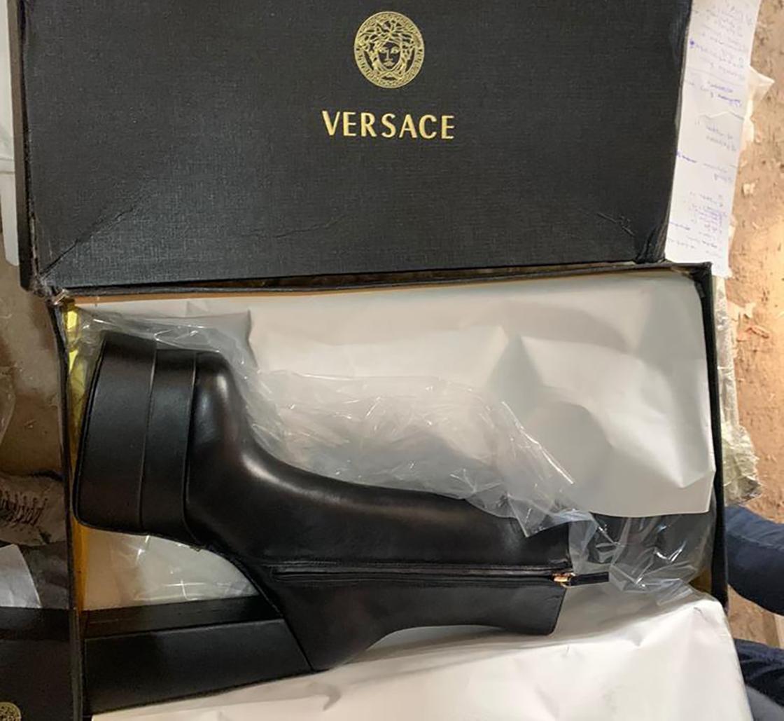 Контрафактные ботинки марки Versace