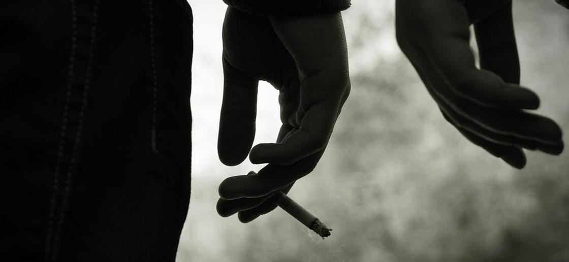 Жителя Актобе наказали за курение наркотиков в подъезде