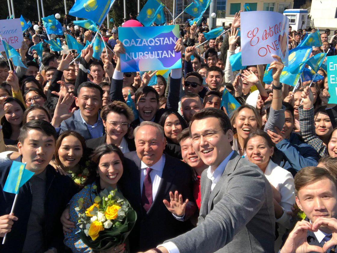 Назарбаев сделал селфи с молодежью Алматы (фото)