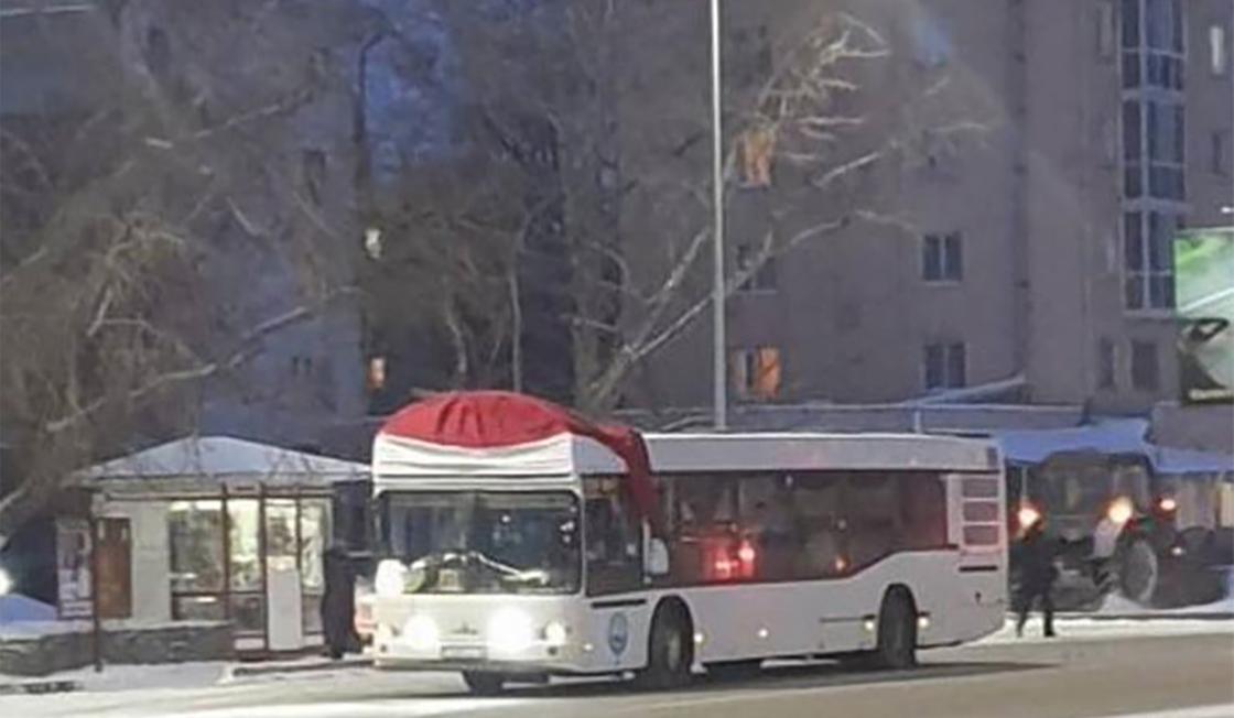 Как в Праге: автобус с шапкой Деда Мороза запустили в Павлодаре