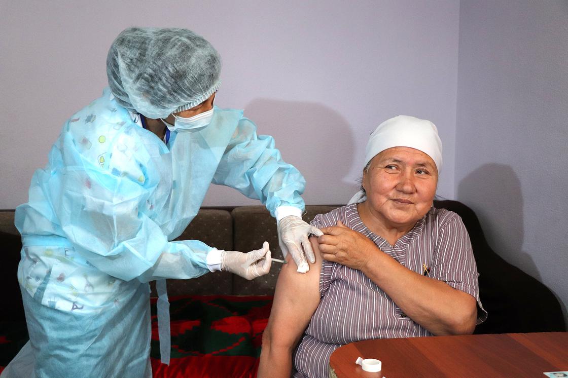 Мама Бекзат Омаровой получает вакцину