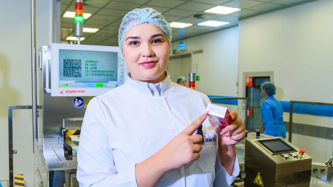 Девушка указывает на маркировку лекарства