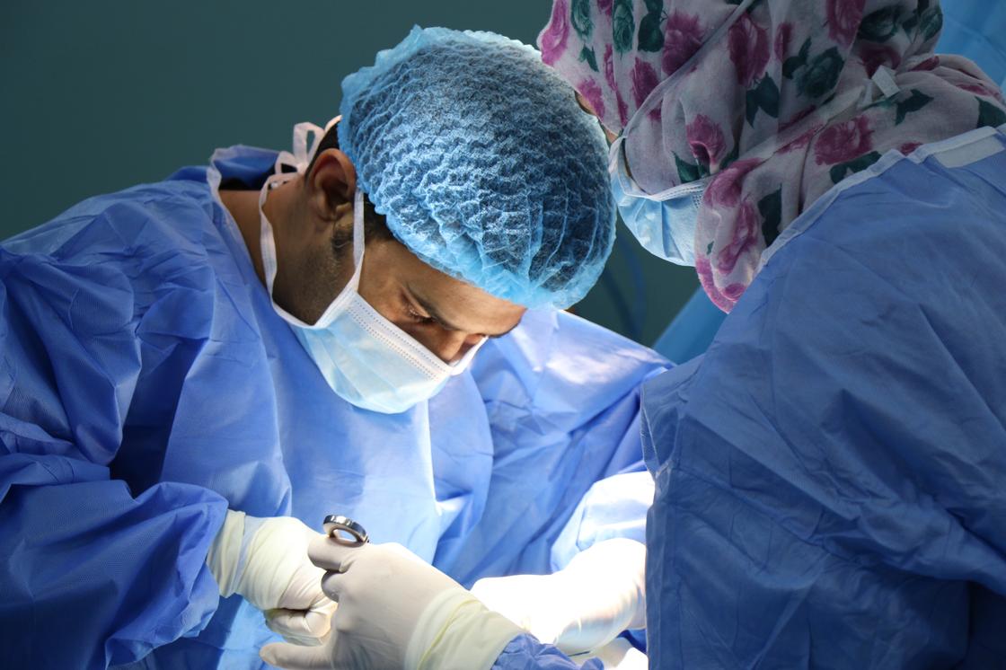 Хирург делает операцию